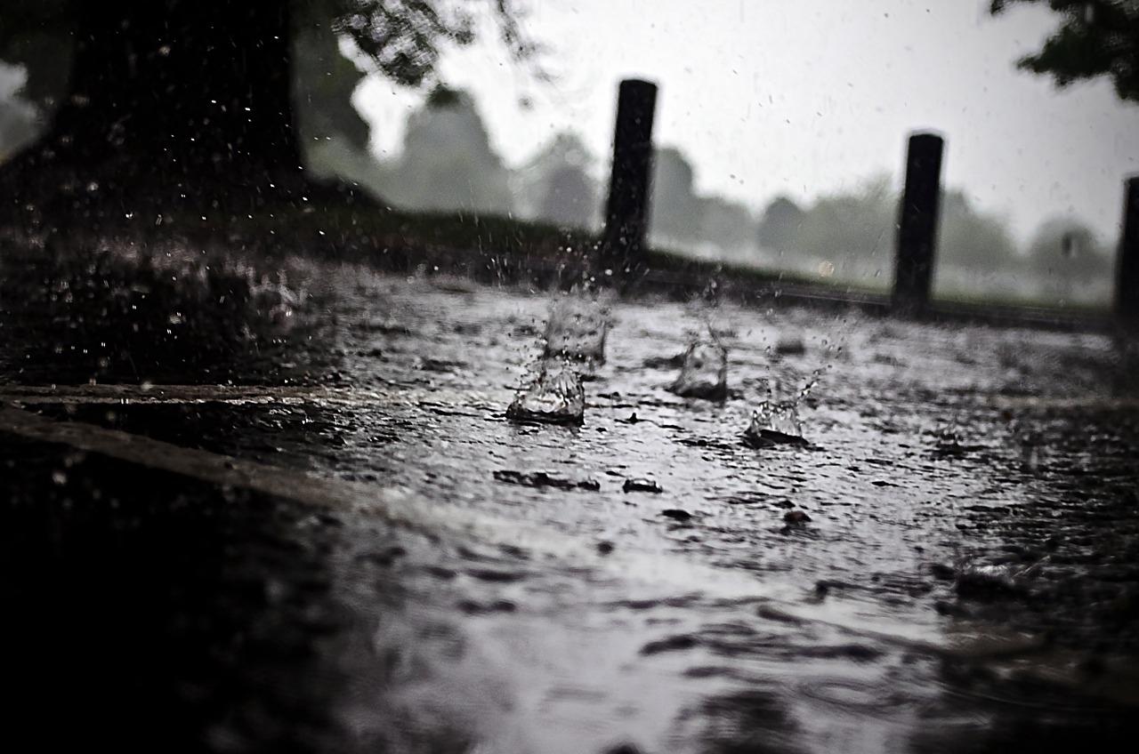 镇江遭遇暴雨袭城，昨傍晚1小时降雨超70毫米，水淹西津渡漫金山寺