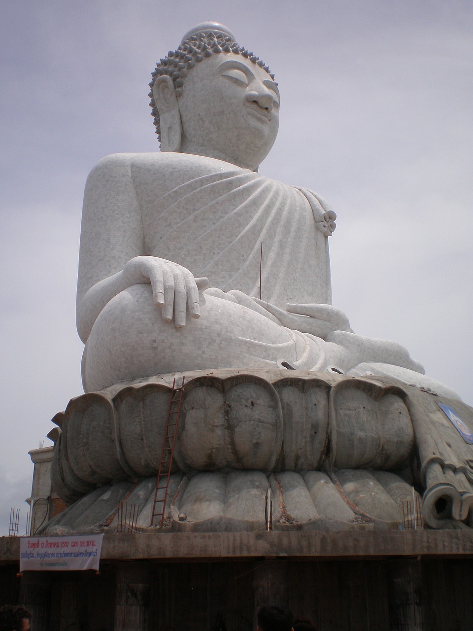 蛇年生人属什么佛，蛇年出生人与佛教神秘关联的解读：生肖蛇与佛菩萨的交织探讨