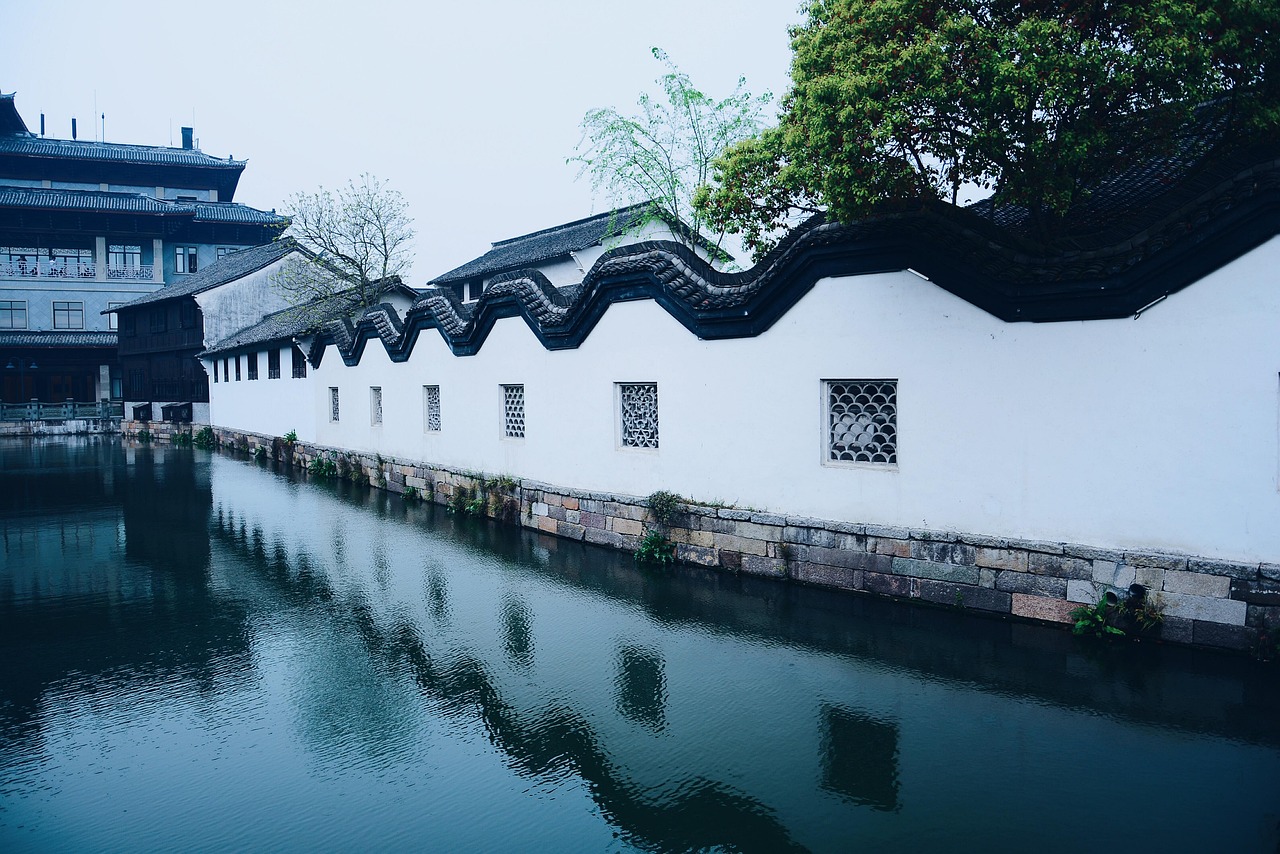 鹤鸣湖水上餐厅价格表最新，鹤鸣湖水上餐厅：最新价格表与特色菜品全攻略